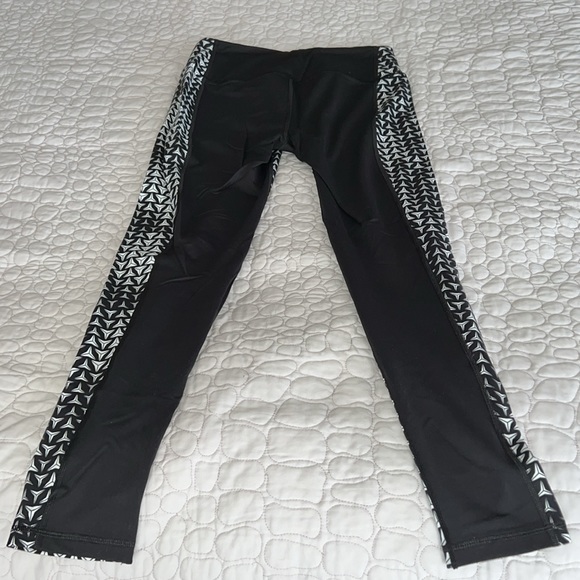 NWOT!   Victoria’s Secret Sport Medium Rise Black/White Knockout Tight - Picture 2 of 4